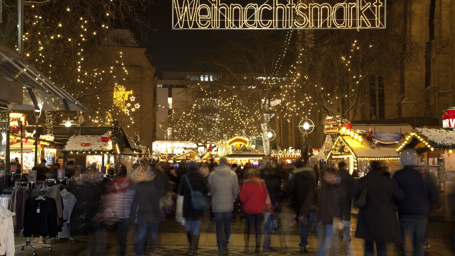 Besucher auf dem Weihnachtsmarkt am Westenhellweg (Archivbild): Am Donnerstag wird der Markt eröffnet. Besucher auf dem Weihnachtsmarkt am Westenhellweg (Archivbild): Am Donnerstag wird der Markt eröffnet.