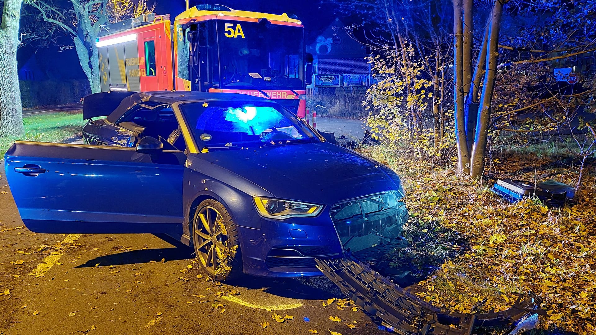 FW Hannover: Verkehrsunfall in Bothfeld - Feuerwehr befreit verletzte Person