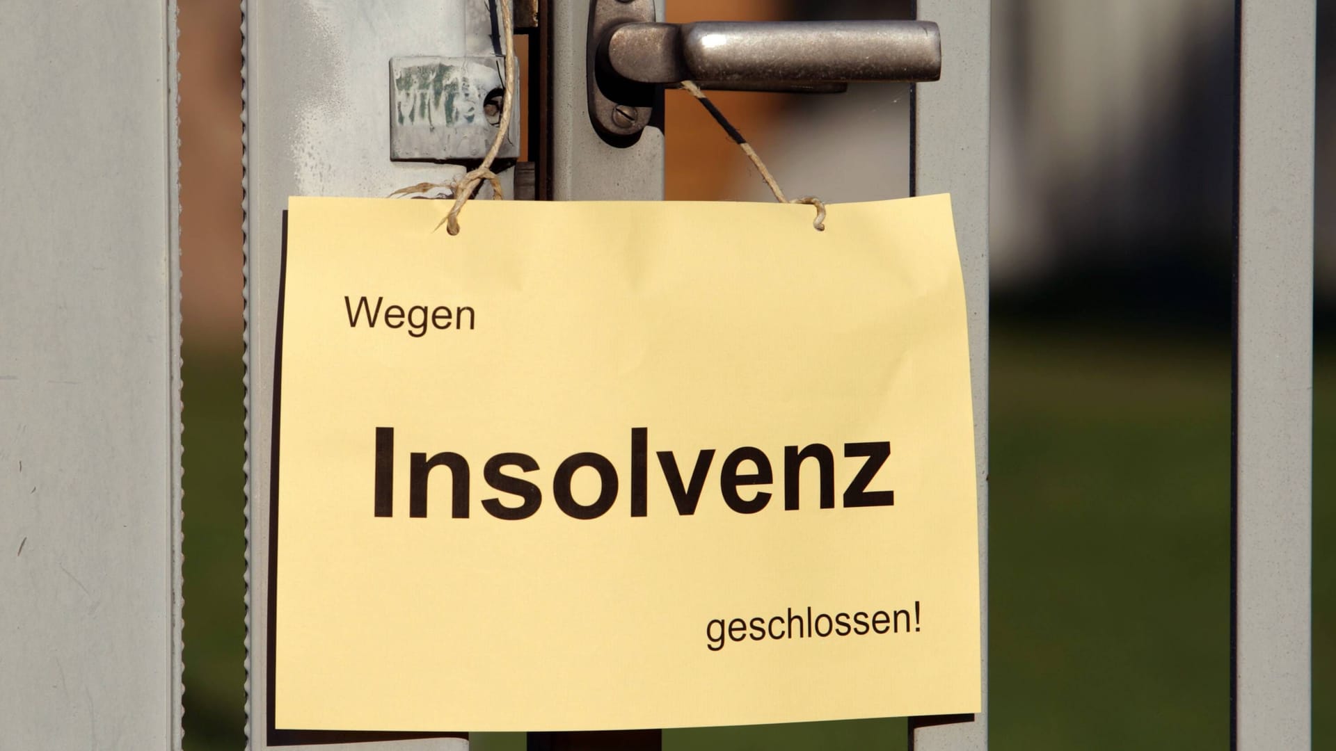 "Wegen Insolvenz geschlossen"-Schild an einem Eisentor (Symbolbild): Dieses Jahr gab es deutlich mehr Insolvenzverfahren von großen Firmen als im Jahr davor.