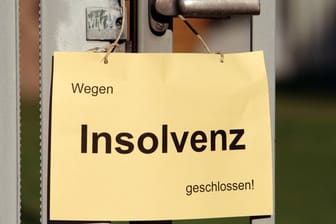 "Wegen Insolvenz geschlossen"-Schild an einem Eisentor (Symbolbild): Dieses Jahr gab es deutlich mehr Insolvenzverfahren von großen Firmen als im Jahr davor.