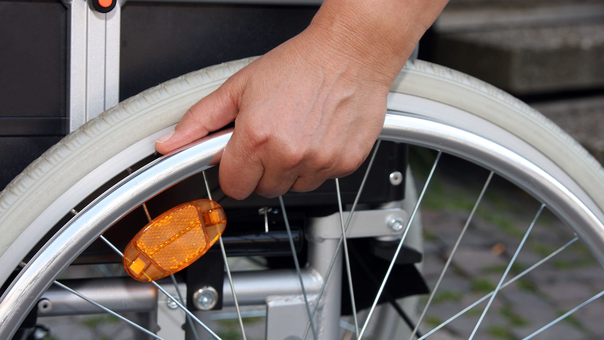 Eine Rollstuhlfahrerin (Symbolbild): Der Verkehrsunfall endete für die Frau tödlich. Eine Rollstuhlfahrerin (Symbolbild): Der Verkehrsunfall endete für die Frau tödlich.