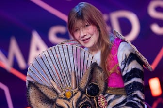 Katja Ebstein steht als enttarnte Figur "Das Okapi" in der Prosieben-Show "The Masked Singer" auf der Bühne.