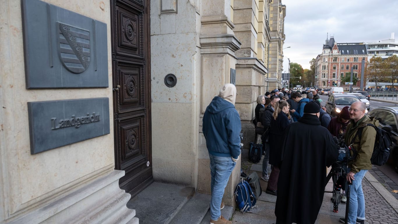 Journalisten warten vor dem Landgericht in Leipzig: Hier beginnt der Prozess gegen den deutschen Rockmusiker Gil Ofarim wegen falscher Verdächtigung und Verleumdung.