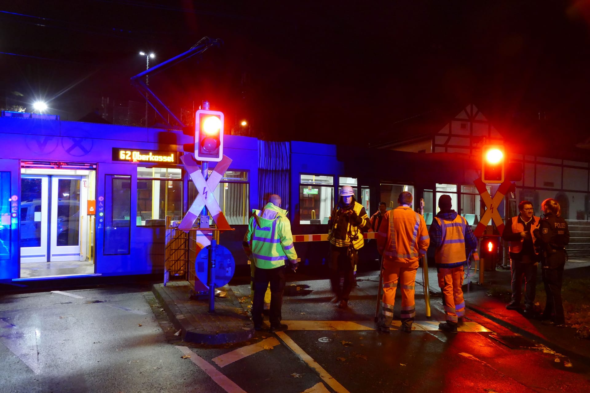 Einsatzkräfte an der Unfallstelle: Ein Junge musste in ein Krankenhaus gebracht werden.