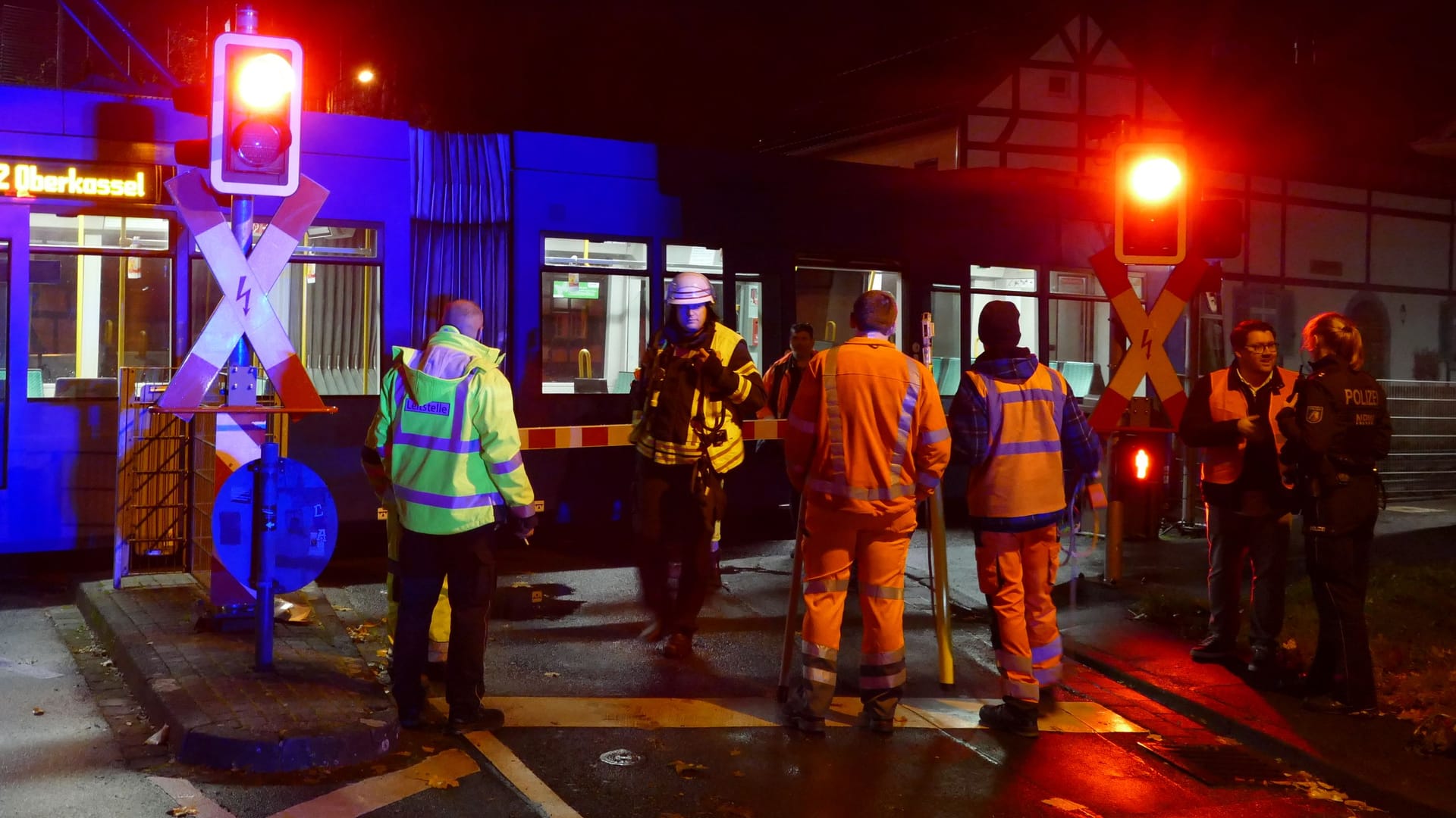 Einsatzkräfte an der Unfallstelle: Ein Junge musste in ein Krankenhaus gebracht werden.