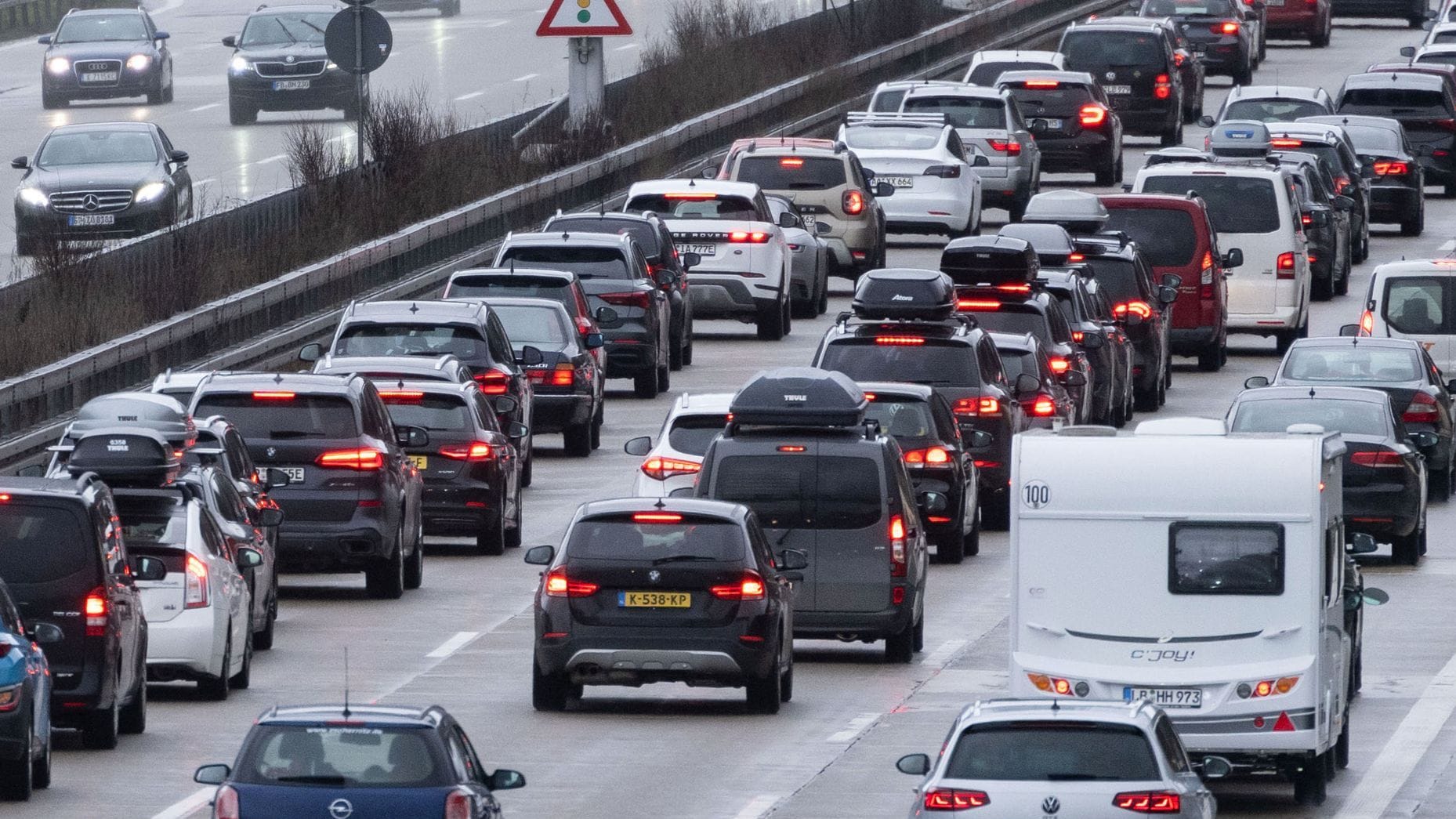 Stau auf einer Autobahn (Symbolfoto): Erst 2029 sollen die Arbeiten abgeschlossen sein.