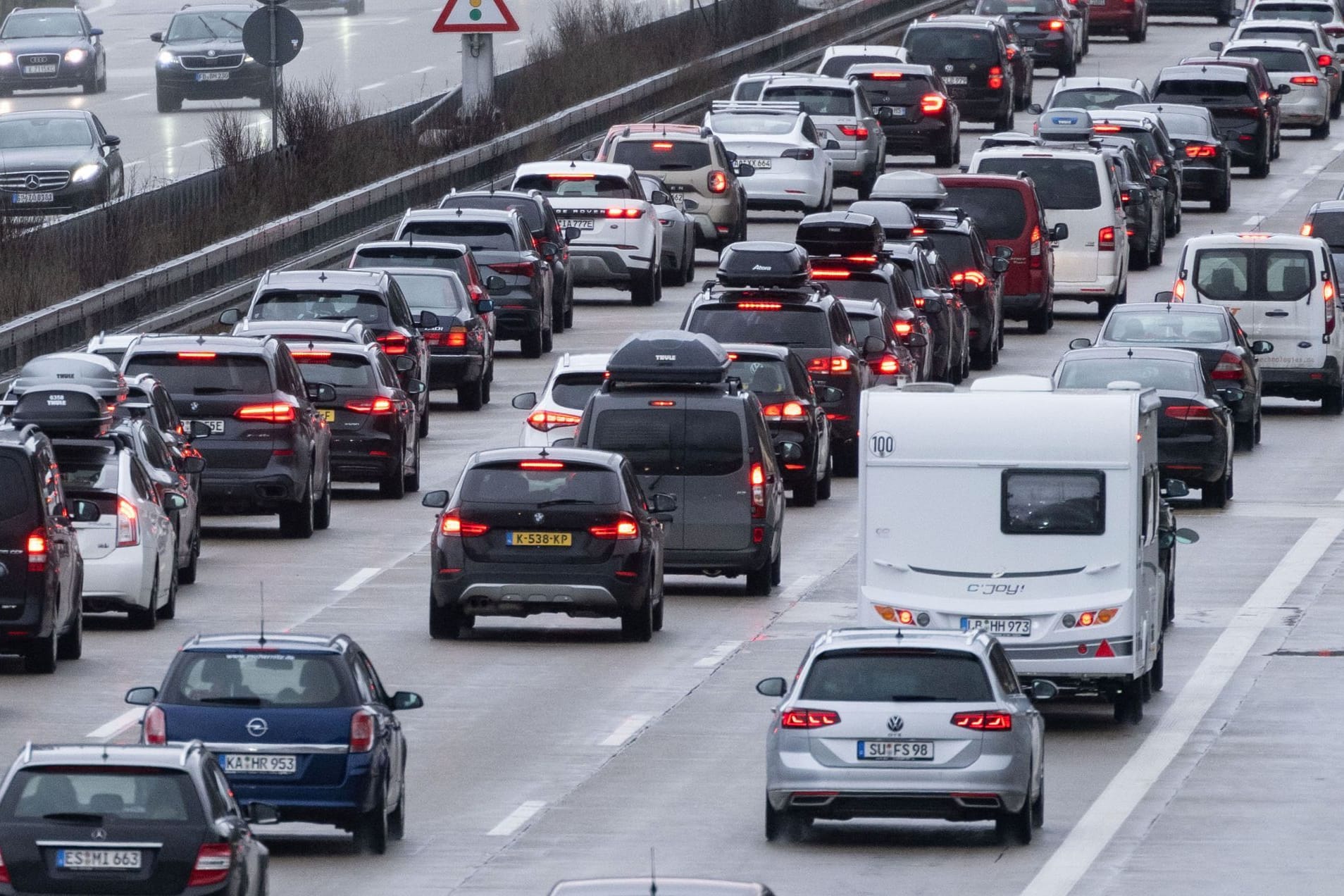 Stau auf einer Autobahn (Symbolfoto): Erst 2029 sollen die Arbeiten abgeschlossen sein.