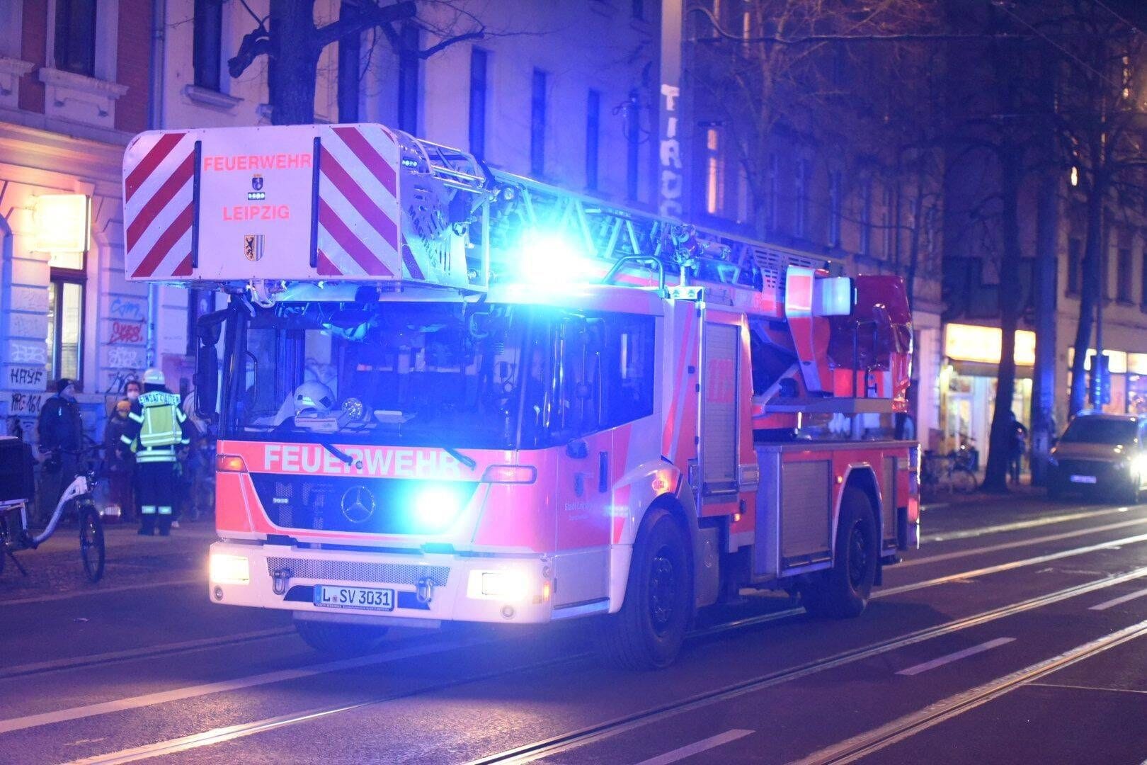 Ein Feuerwehrauto im Einsatz (Archivbild): Bei einem Brand in der Nähe von Leipzig mehrere Personen verletzt worden.