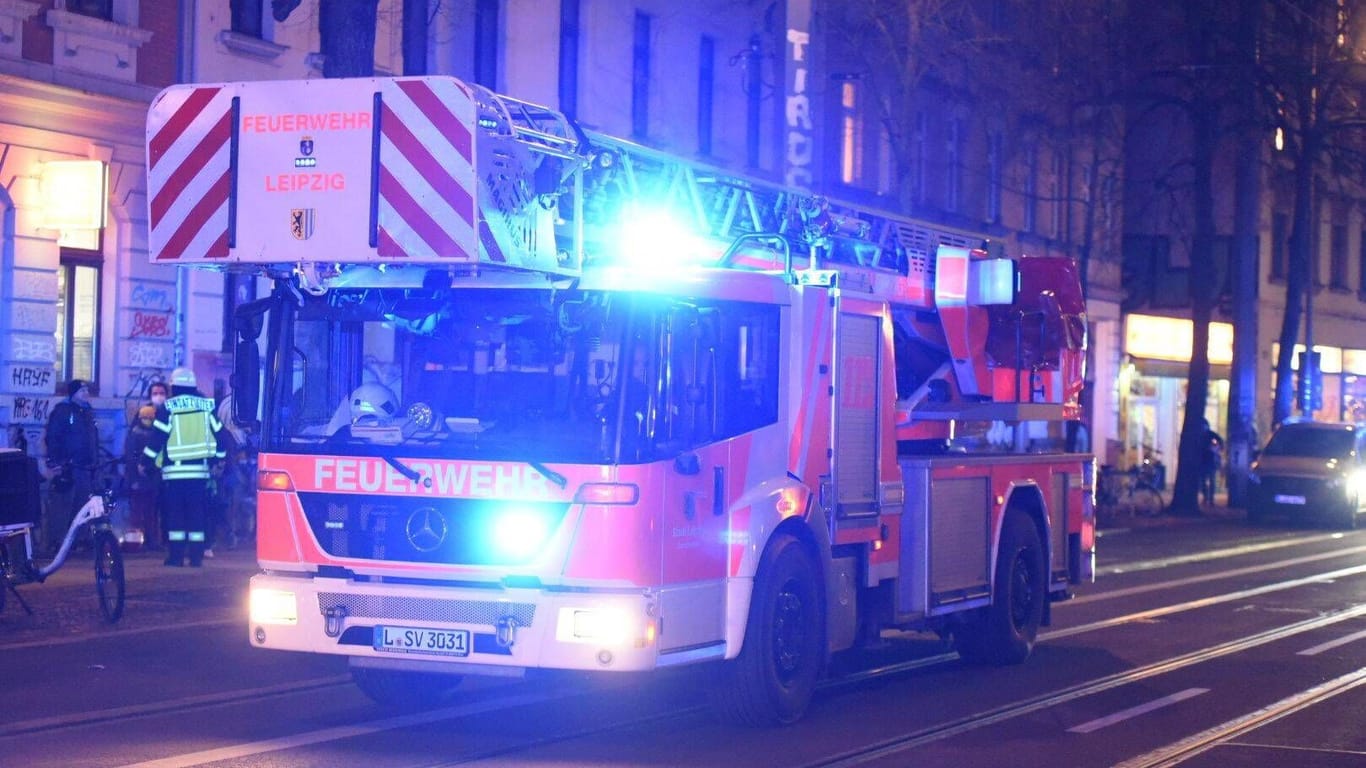 Ein Feuerwehrauto im Einsatz (Archivbild): Bei einem Brand in der Nähe von Leipzig mehrere Personen verletzt worden.