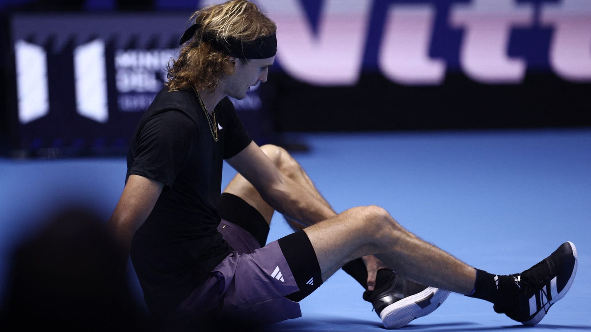 Schreckmoment: Alexander Zverev nach seinem Sturz am Boden auf dem Court.