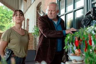 "Tatort: Borowski und das unschuldige Kind von Wacken": Mila Sahin (Almila Bagriacik) und Klaus Borowski (Axel Milberg) ermitteln Seite an Seite.