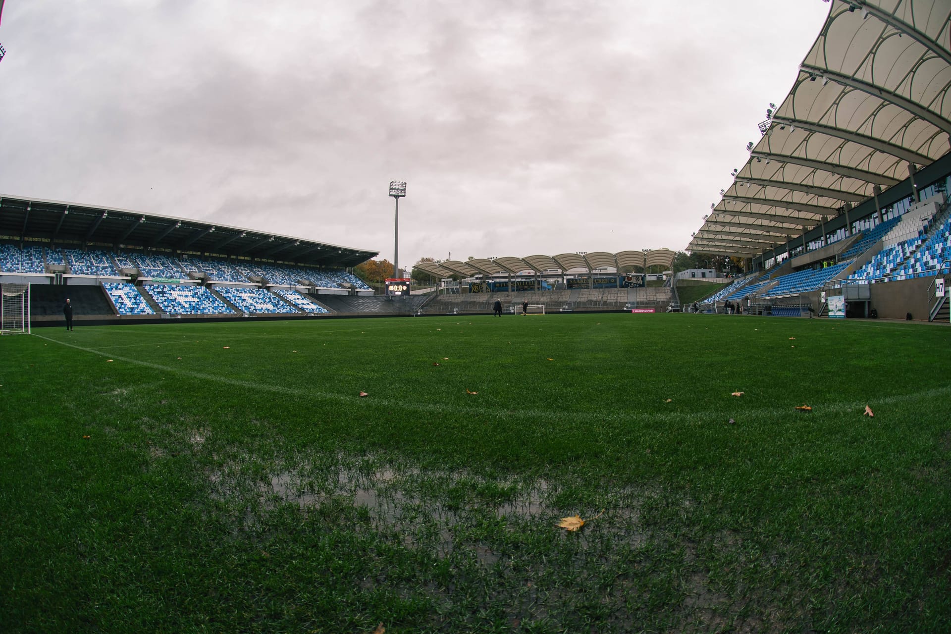 Das Ludwigsparkstadion am Sonntag: Der Rasen in Saarbrücken war unbespielbar.