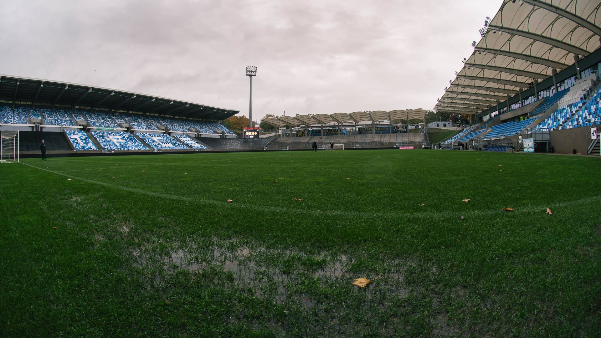 Das Ludwigsparkstadion am Sonntag: Der Rasen in Saarbrücken war unbespielbar.