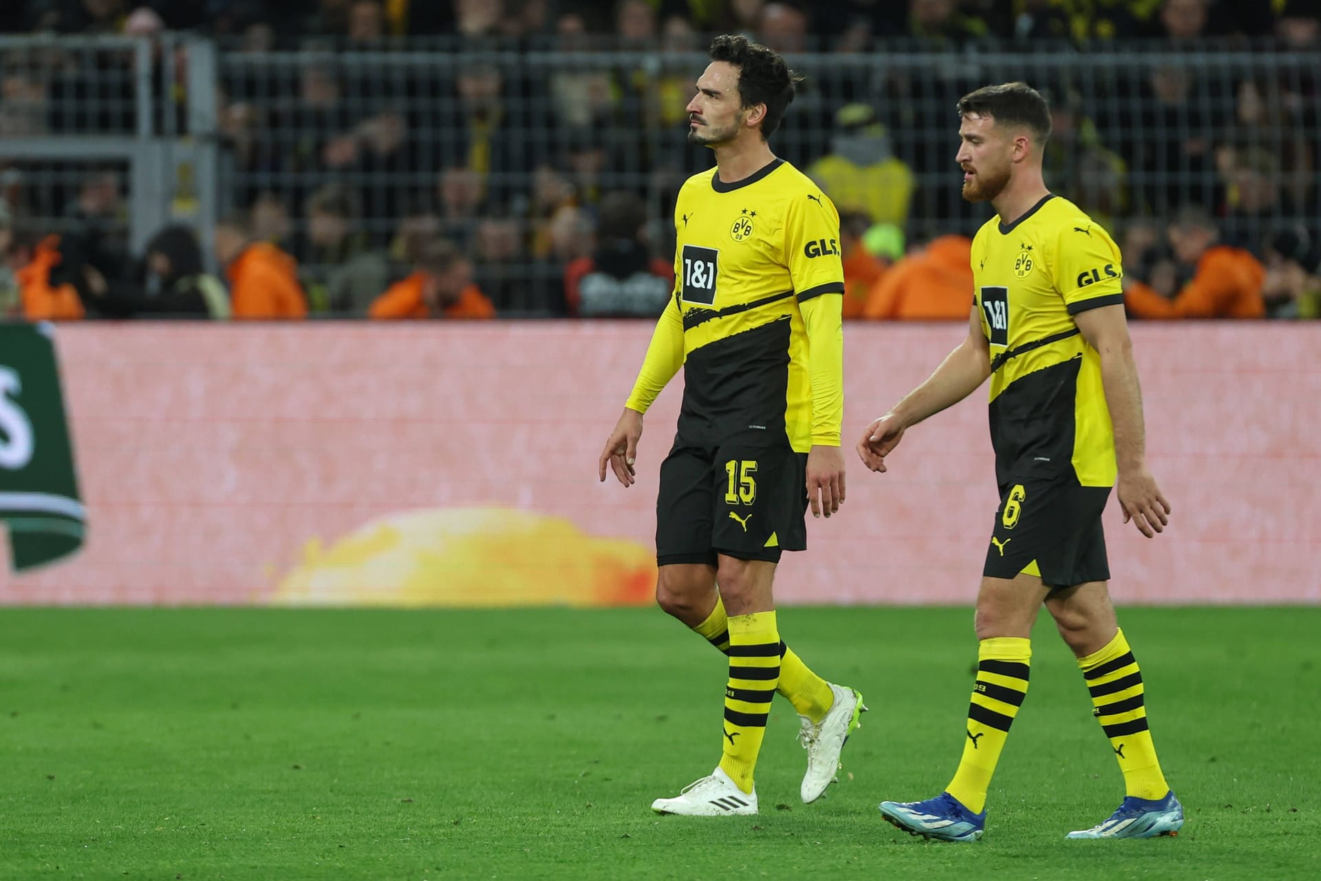 Borussia Dortmund kassiert daheim gegen den FC Bayern eine herbe 0:4-Niederlage. Einem Spieler hatte der BVB zu verdanken, dass es nicht noch mehr Gegentore gab. Die Einzelkritik.