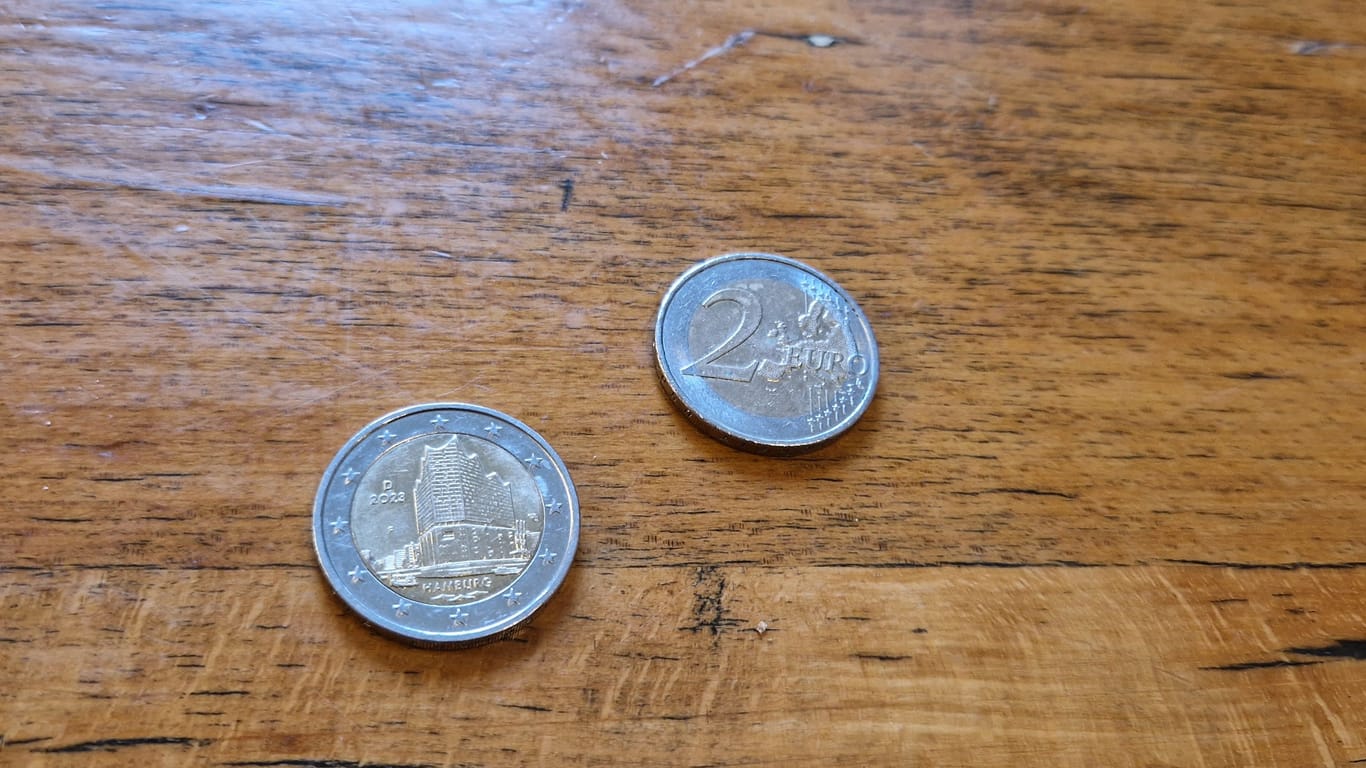 Auf einem Tisch liegen 2-Euro-Münzen .