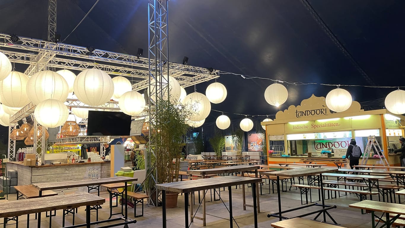 Das Zelt "Food Plaza" bietet auf 1.000 Quadratmetern Gerichte aus aller Welt.