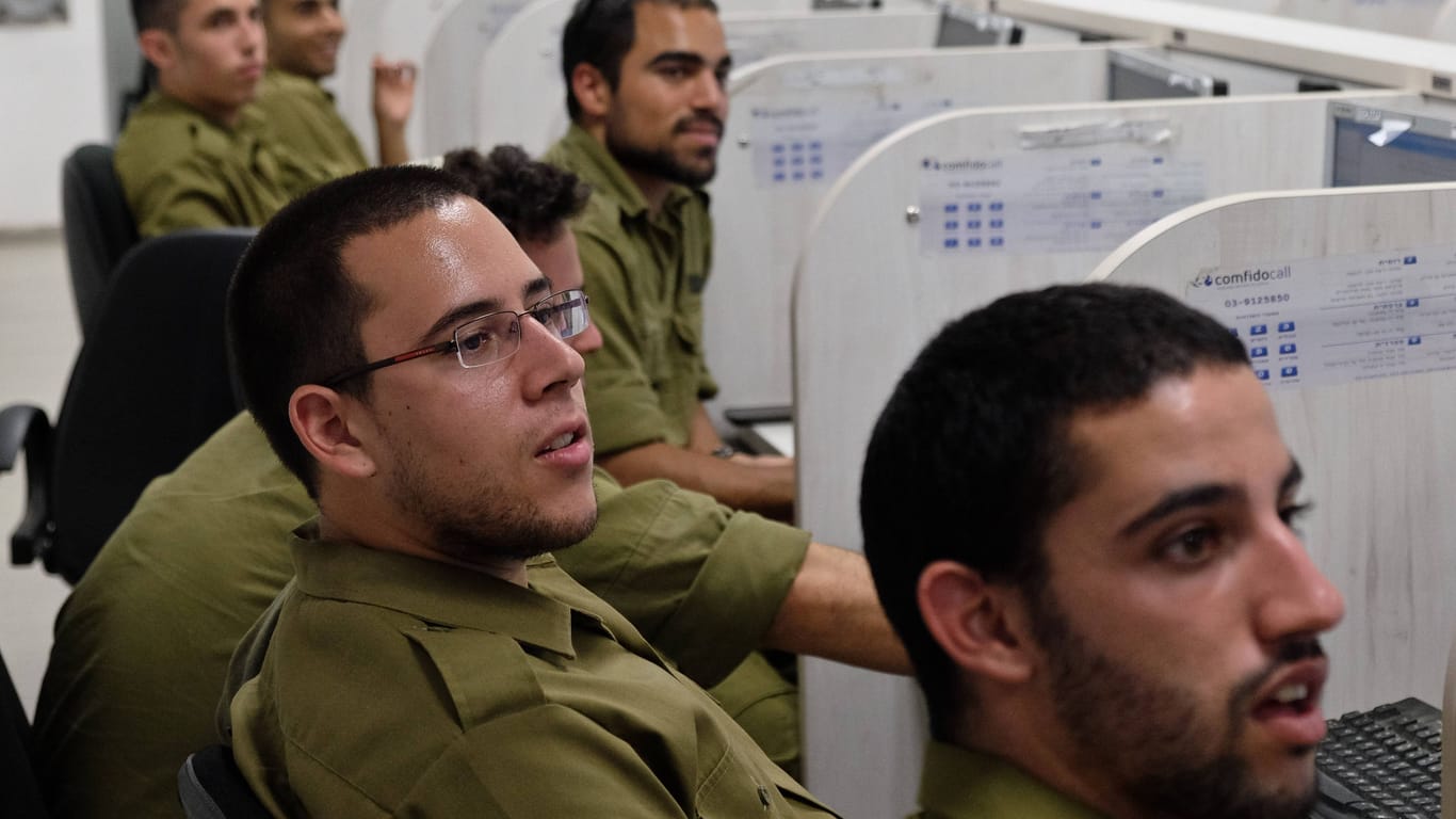 Israelische Soldaten in einem Telefoncenter (Symbolbild): Die Einheit 504 sammelt ebenfalls Informationen über Anrufe.