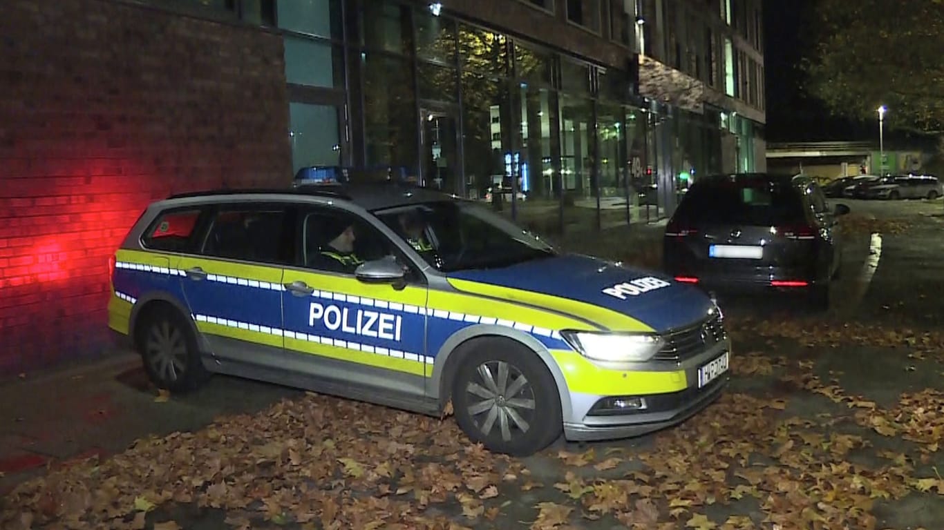 Polizeifahrzeug stehen vor einem Hotel in Hannover: Hier wurde ein Mann erstochen.