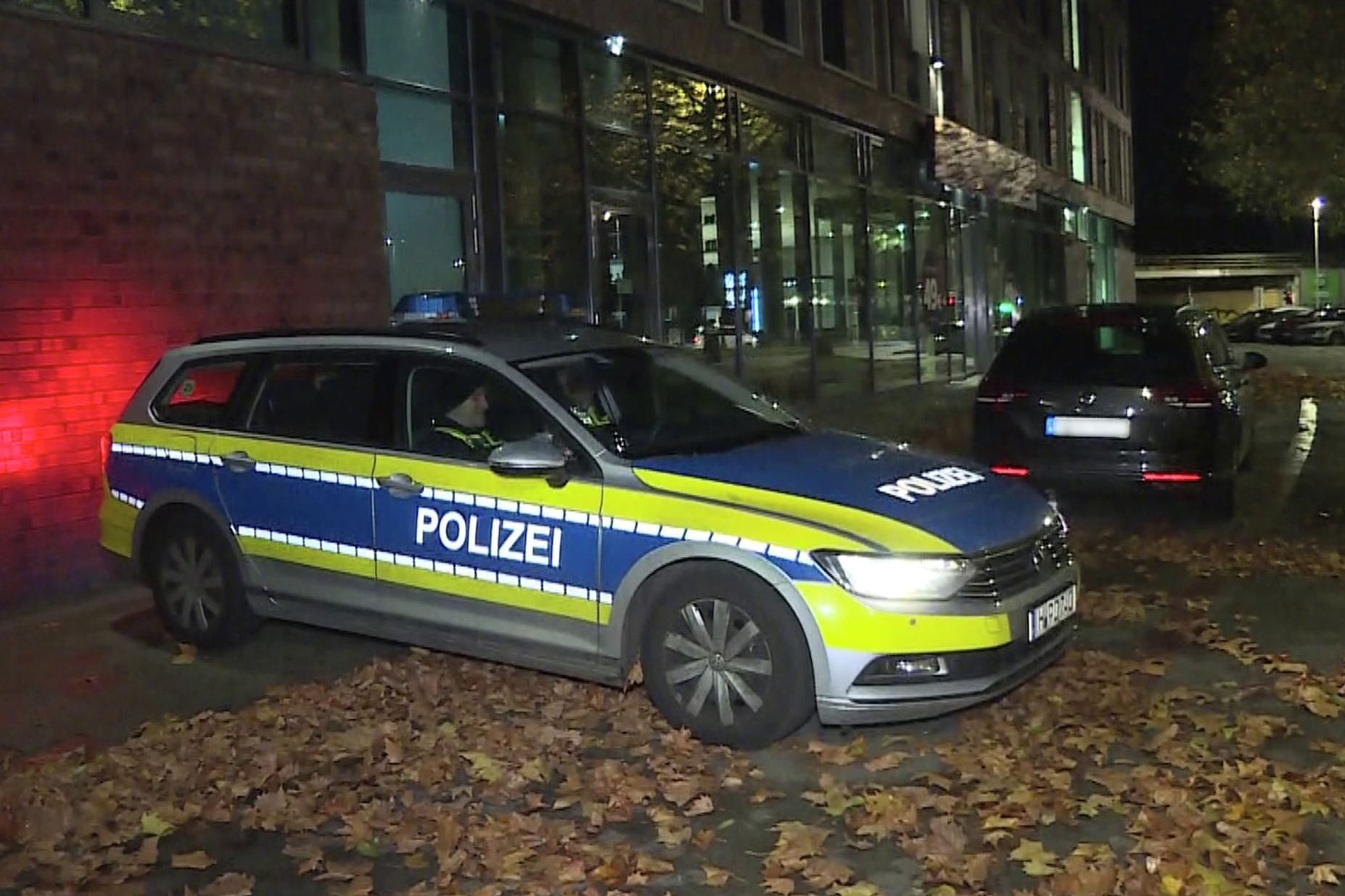 Polizeifahrzeug stehen vor einem Hotel in Hannover: Hier wurde ein Mann erstochen.