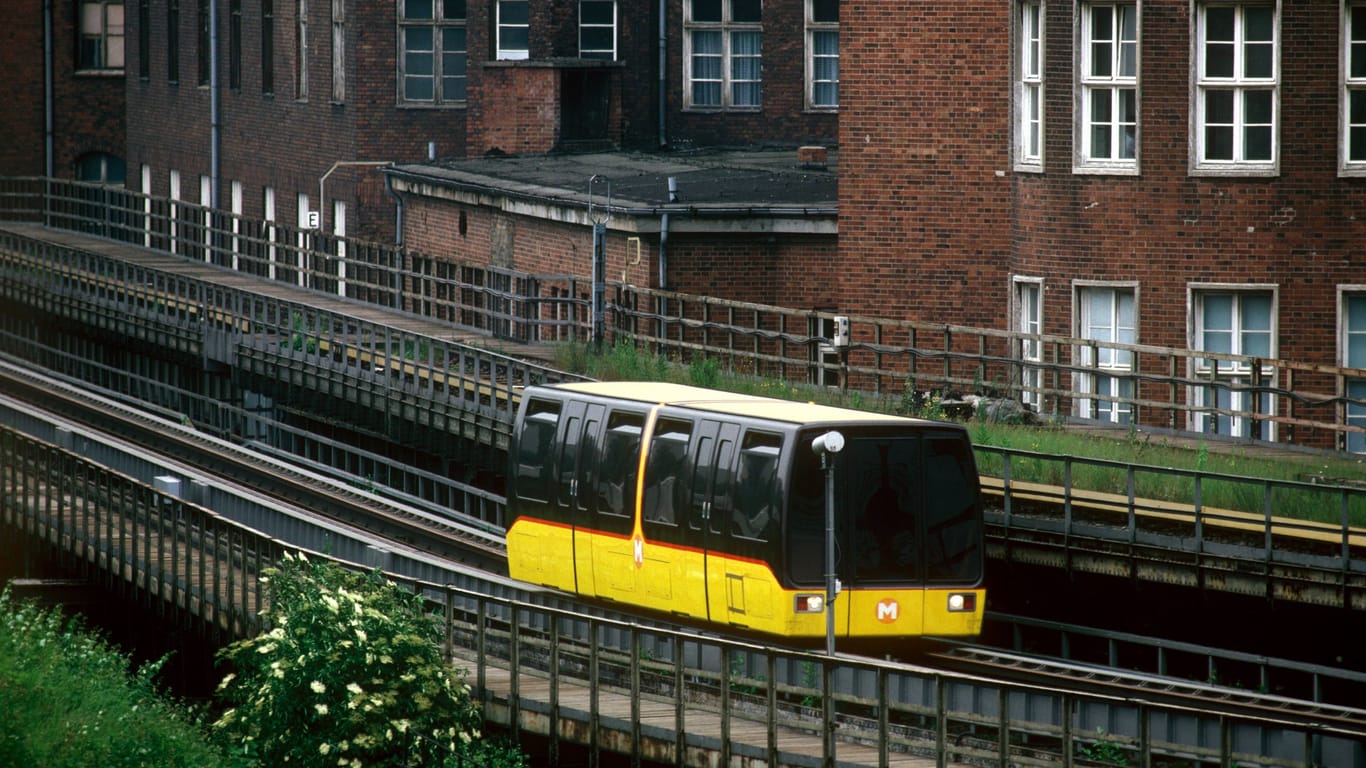 Eine Magnetschwebebahn (M-Bahn, von 1984 bis 1991) während einer Testfahrt in der Nähe des Gleisdreiecks in Berlin (Archivbild): Berlin will es noch einmal versuchen.