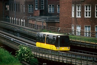 Eine Magnetschwebebahn (M-Bahn, von 1984 bis 1991) während einer Testfahrt in der Nähe des Gleisdreiecks in Berlin (Archivbild): Berlin will es noch einmal versuchen.