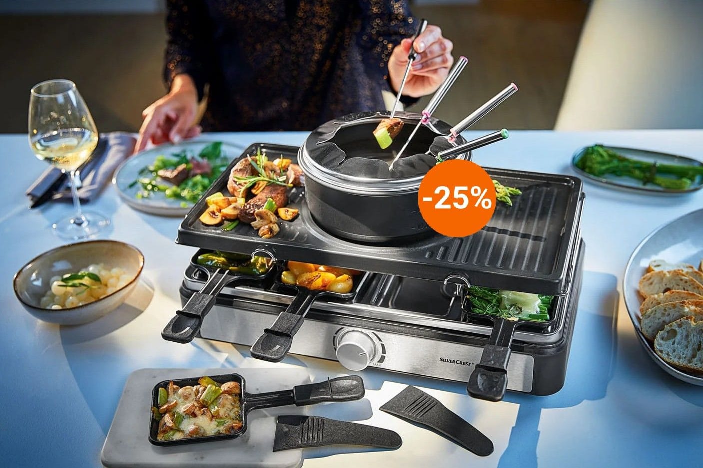 Lidl-Angebot: Der Discounter bietet eine Raclettegrill-Fondue-Kombination von Silvercrest für weniger als 50 Euro an.