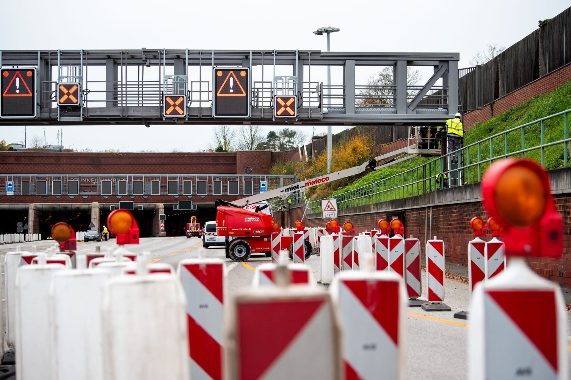 Die A7 mit dem Elbtunnel ist vom 4. bis zum 7. Juli zwischen Hamburg-Stellingen und Hamburg-Heimfeld voll gesperrt. Die A7 mit dem Elbtunnel ist vom 4. bis zum 7. Juli zwischen Hamburg-Stellingen und Hamburg-Heimfeld voll gesperrt.