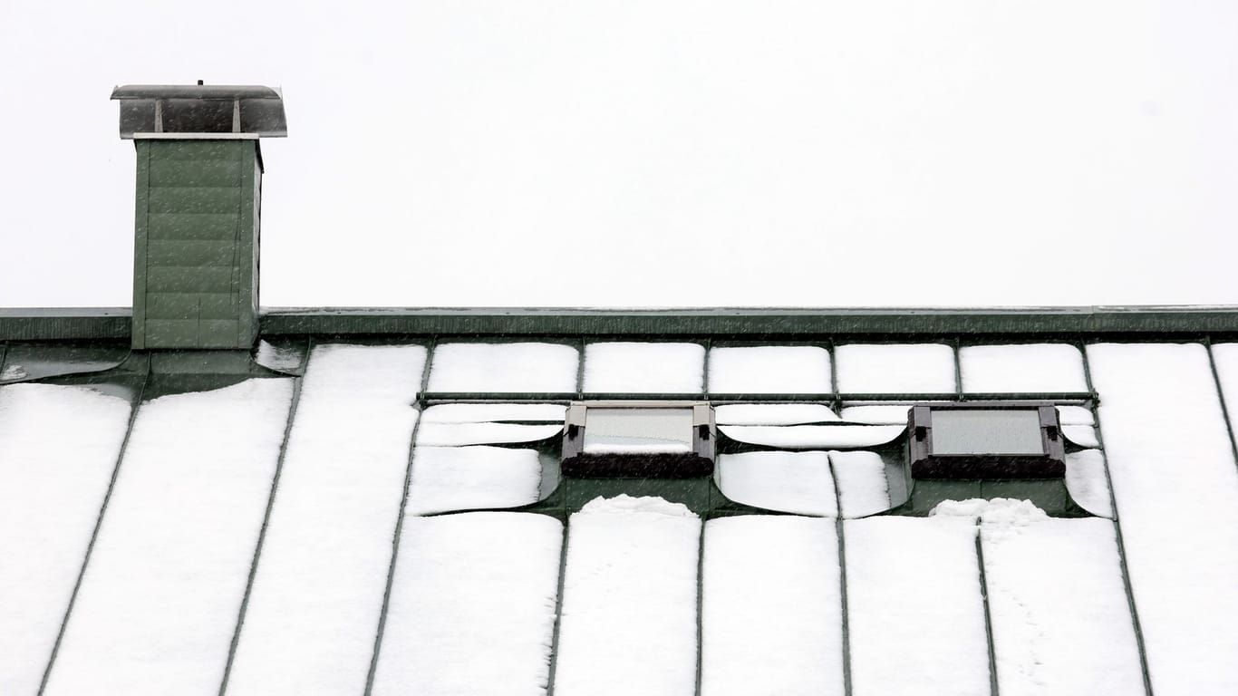 Ein mit Schnee bedecktes Hausdach im Skigebiet Grasgehren am Riedbergpass.