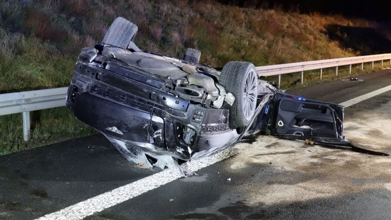 Der Wagen am Unfallort: Ein 33-jähriger Mann überlebte den Unfall nicht.
