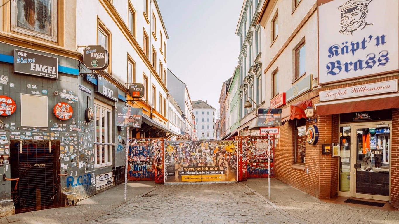 Die Häuser liegen an bzw. in der Herbertstraße: Es handelt sich um das Gebäude mit der Kiezkneipe "Käpt'n Brass" im Erdgeschoss sowie um das angrenzende.