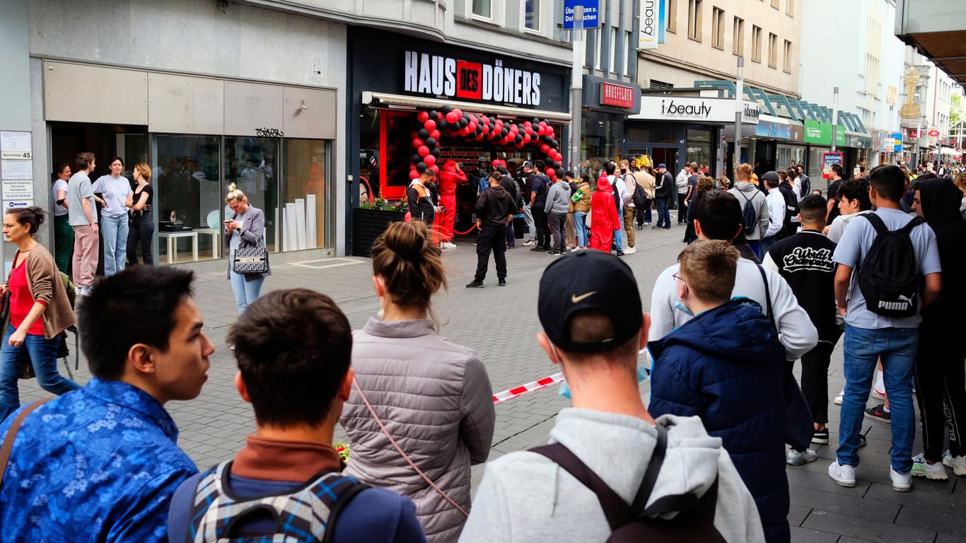 Bei der Eröffnung von "Haus des Döners" in Bochum bildeten sich lange Schlangen.