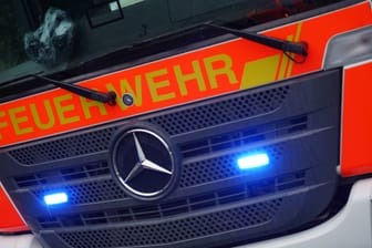Ein Feuerwehrauto (Symbolfoto): Das Auto einer 71-Jährigen wurden wohl in Brand gesteckt.