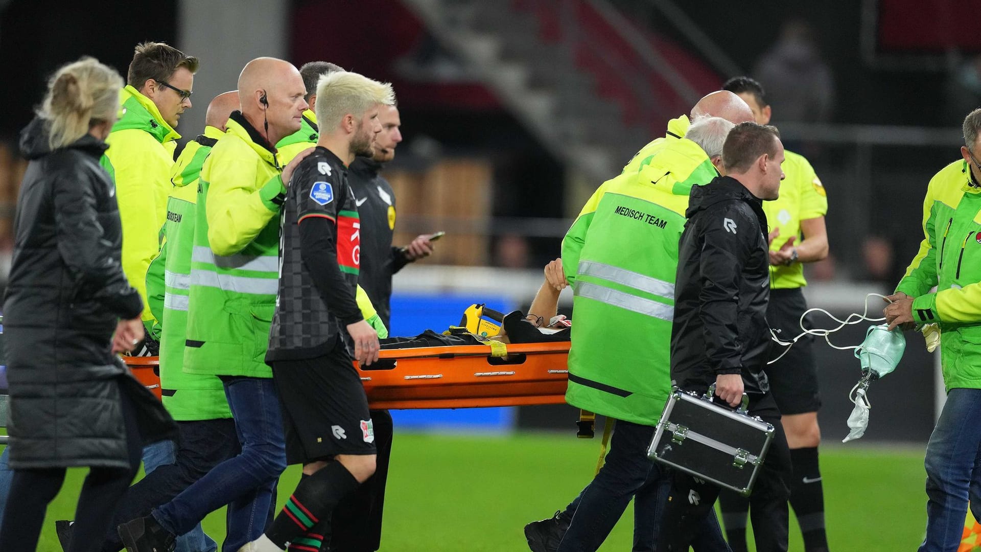Bas Dost wird mit einer Trage vom Platz getragen: Wegen einer Herzmuskelentzündung brach er zusammen. Bas Dost wird mit einer Trage vom Platz getragen: Wegen einer Herzmuskelentzündung brach er zusammen.