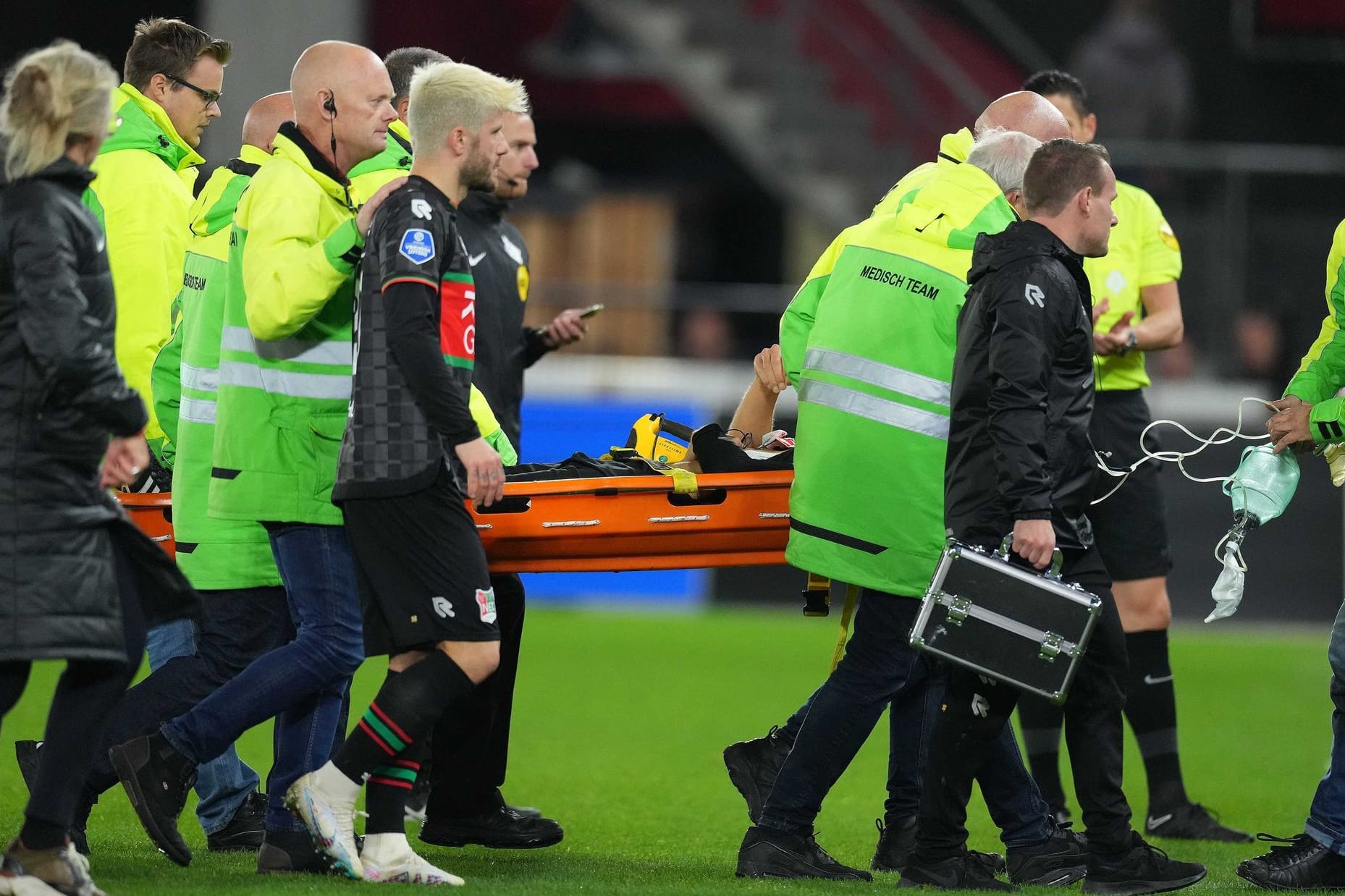 Bas Dost wird mit einer Trage vom Platz getragen: Wegen einer Herzmuskelentzündung brach er zusammen.