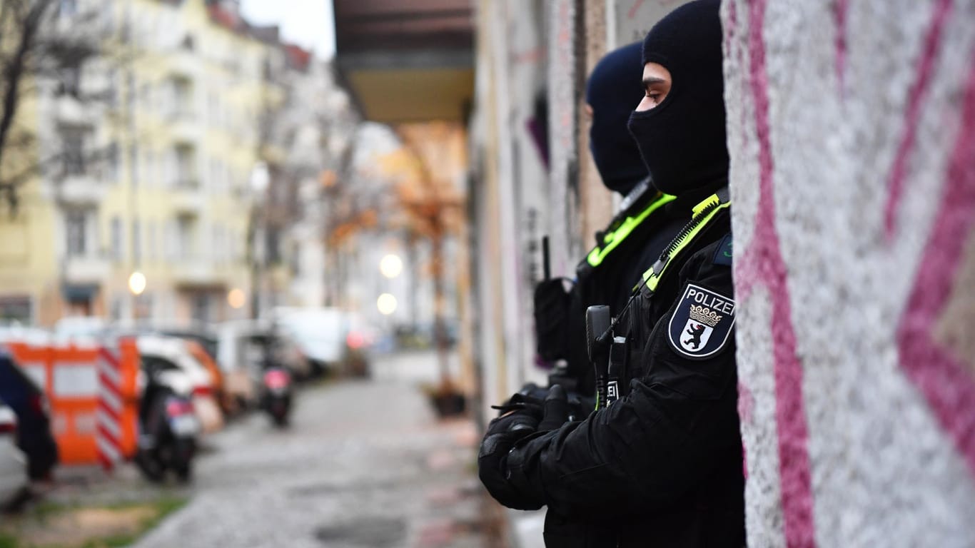 Polizisten stehen bei einer Razzia in Berlin-Friedrichshain am Eingang eines Gebäudes: Sie haben im Zusammenhang mit dem Verbot der Terrororganisation Hamas und des internationalen Netzwerks Samidoun mehrere Objekte der Hauptstadt durchsucht.