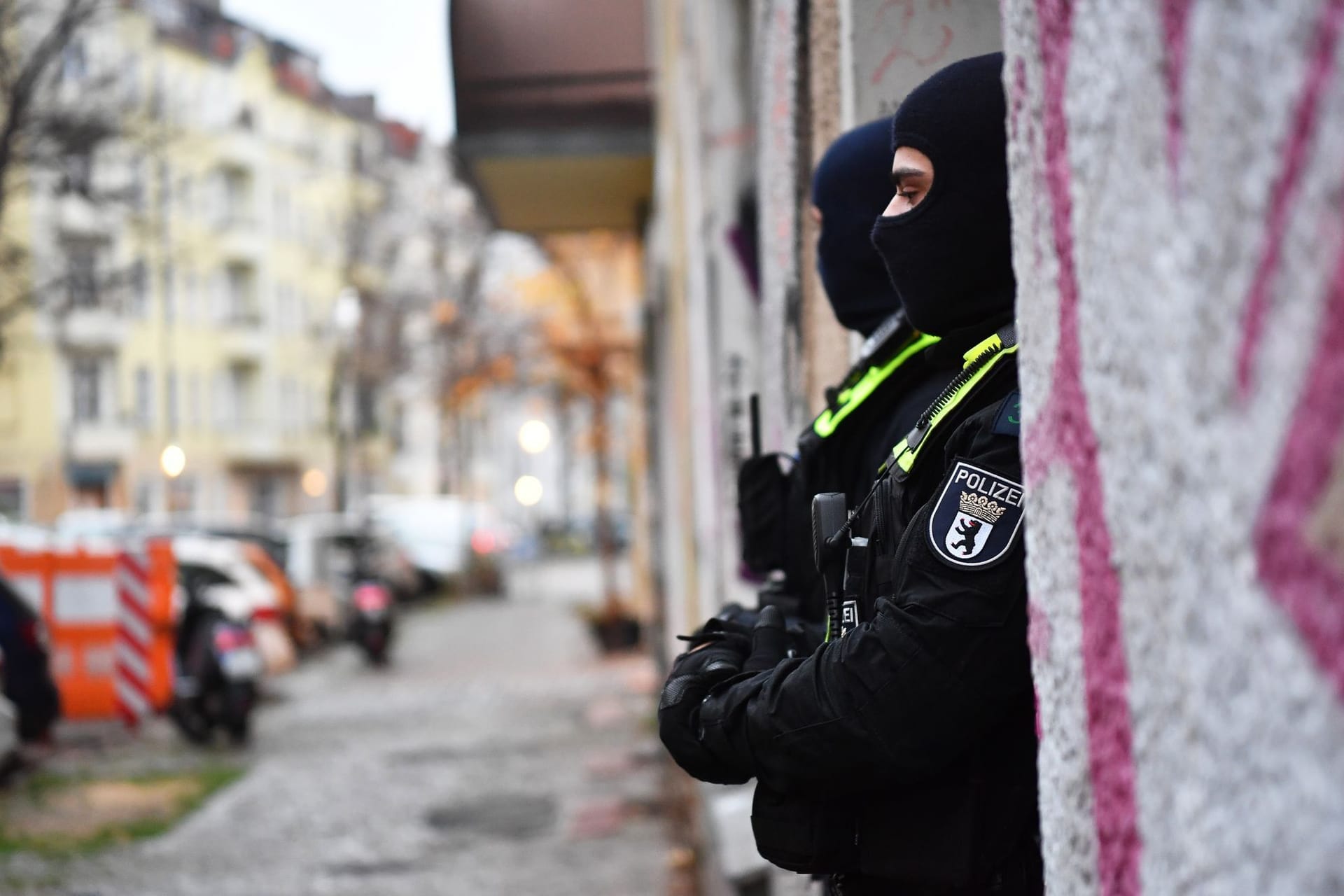 Polizisten stehen bei einer Razzia in Berlin-Friedrichshain am Eingang eines Gebäudes: Sie haben im Zusammenhang mit dem Verbot der Terrororganisation Hamas und des internationalen Netzwerks Samidoun mehrere Objekte der Hauptstadt durchsucht.