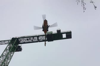 Rettung des Kranführers: Der Hubschrauber der Münchner Feuerwehr konnte den Mann aus seiner misslichen Lage befreien.
