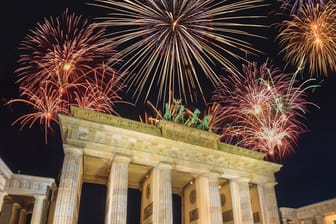 Feuerwerk am Brandenburger Tor in Berlin. Seit 1990 findet eine große Party zum Jahreswechsel dort statt.