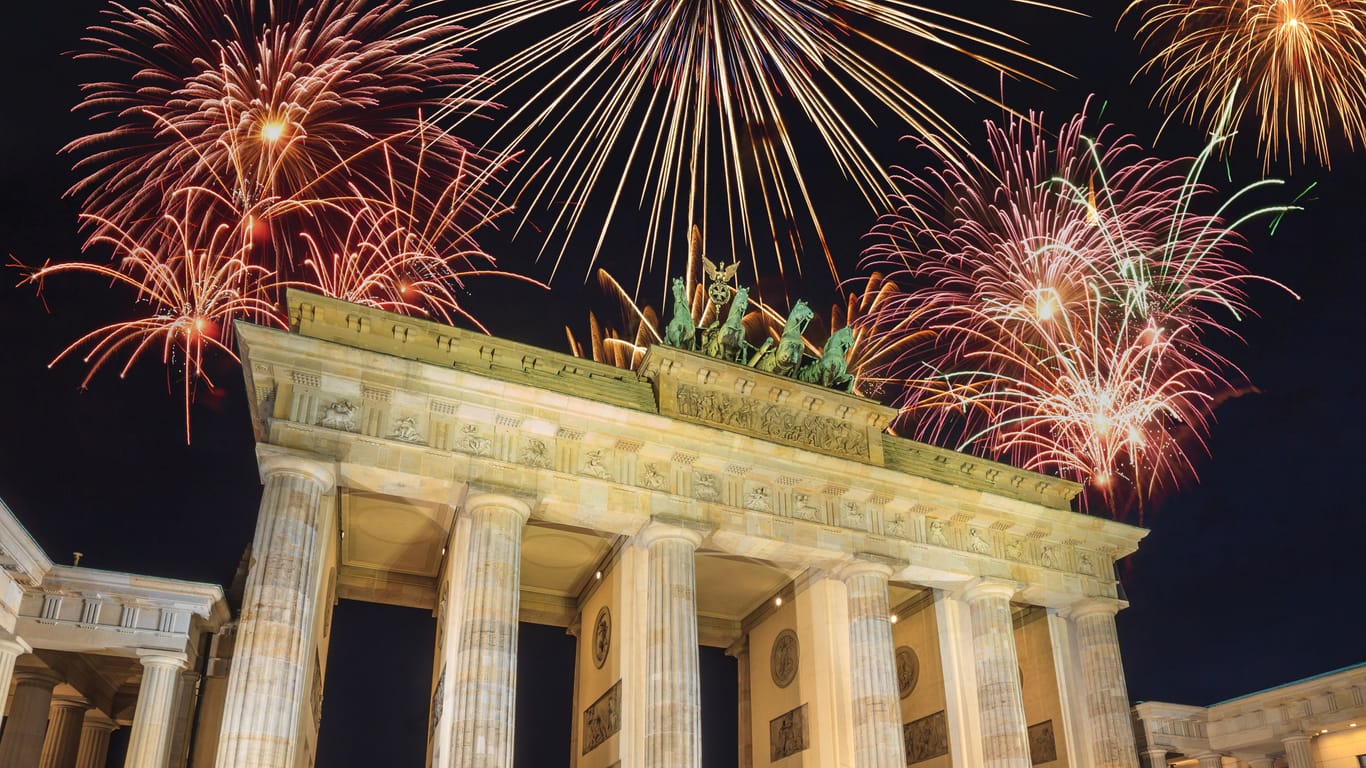 Feuerwerk am Brandenburger Tor in Berlin. Seit 1990 findet eine große Party zum Jahreswechsel dort statt.