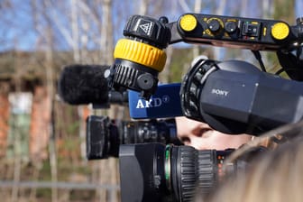 Eine Kamera eines ARD-Teams (Symbolbild): Autoren und Regisseure kritisieren die Sendeanstalt.