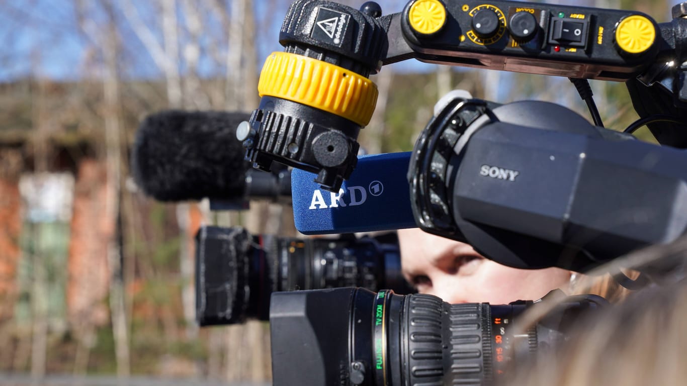 Eine Kamera eines ARD-Teams (Symbolbild): Autoren und Regisseure kritisieren die Sendeanstalt.