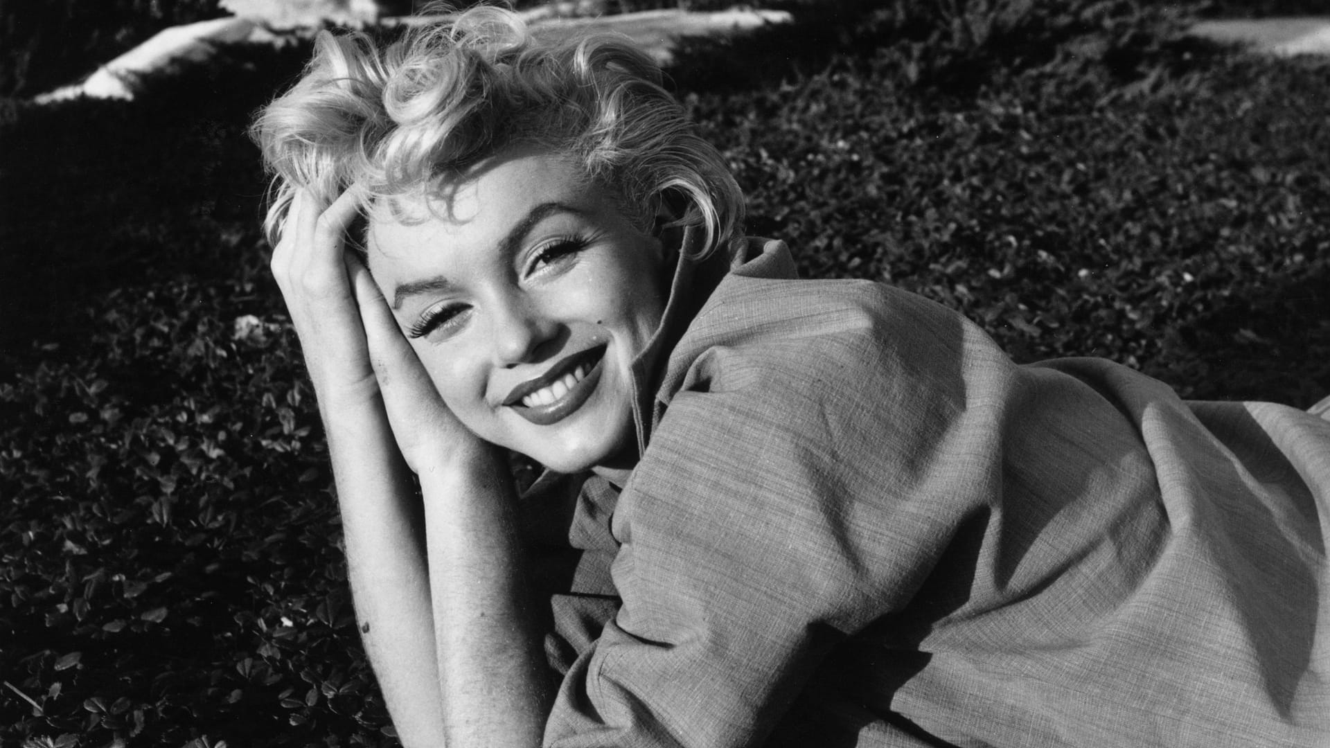 Marilyn Monroe: Nachdem die Schauspielerin in verschiedenen Pflegefamilien unterkam, adoptierte sie die beste Freundin ihrer Mutter und nahm sie bei sich auf.