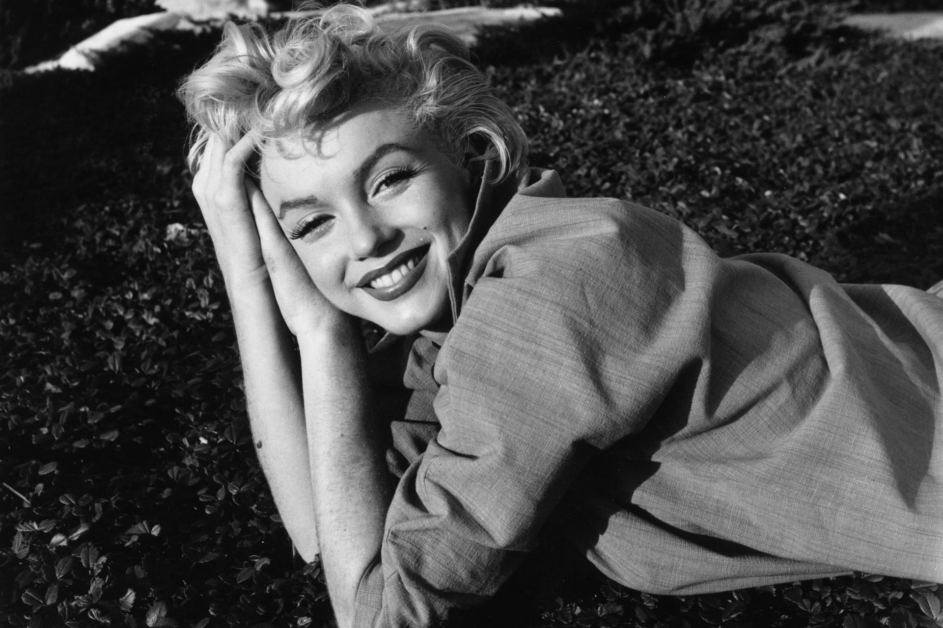 Marilyn Monroe: Nachdem die Schauspielerin in verschiedenen Pflegefamilien unterkam, adoptierte sie die beste Freundin ihrer Mutter und nahm sie bei sich auf.