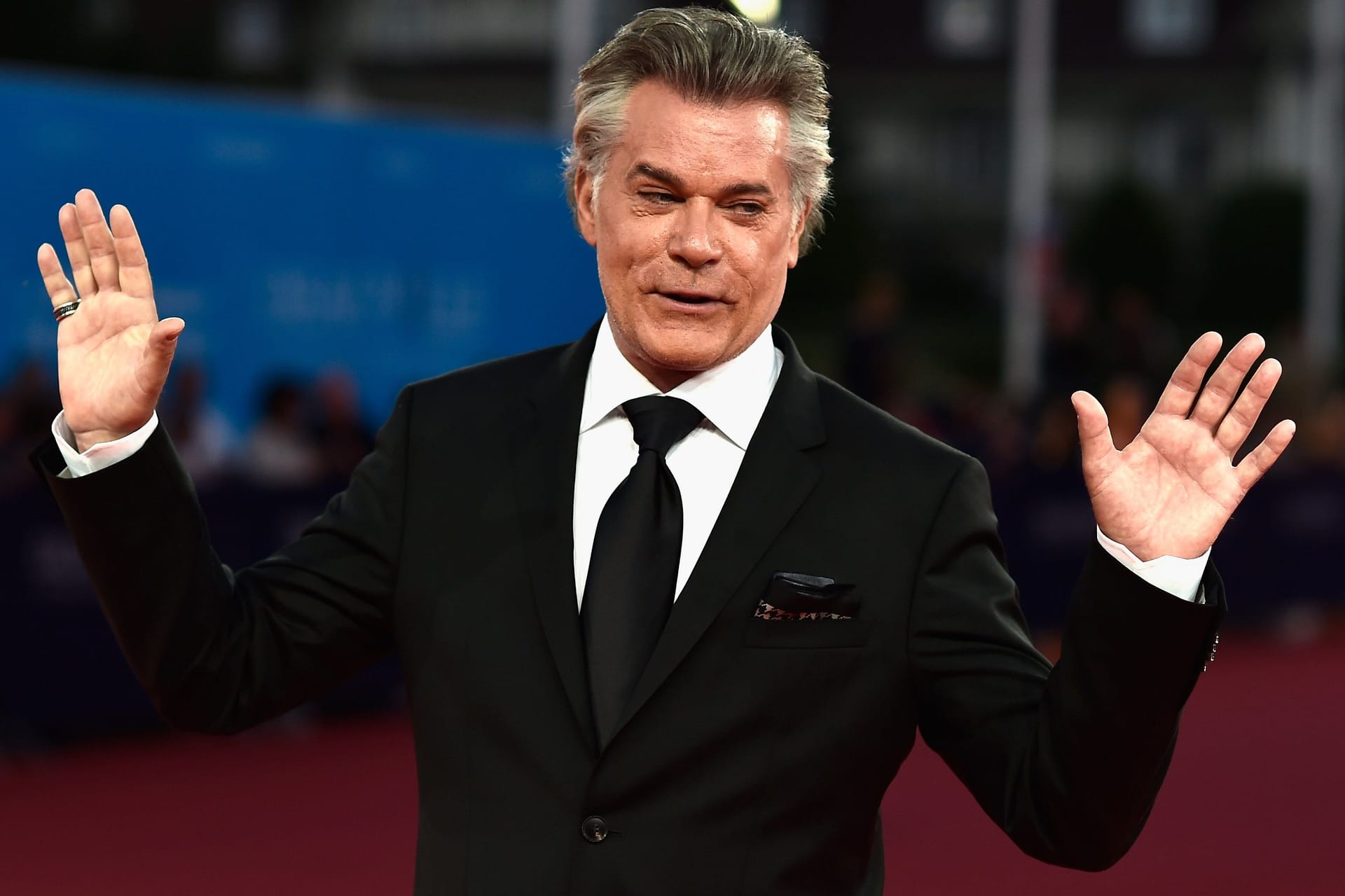 Ray Liotta: Sechs Monate nach seiner Geburt wurde der Schauspieler zusammen mit seiner Schwester adoptiert.