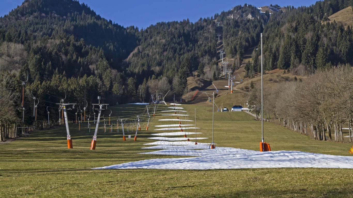 Schneearme Winter wie hier am Draxlhang im Skigebiet Brauneck (Archivbild) bedrohen vielerorts die Zukunft des Skibetriebs.