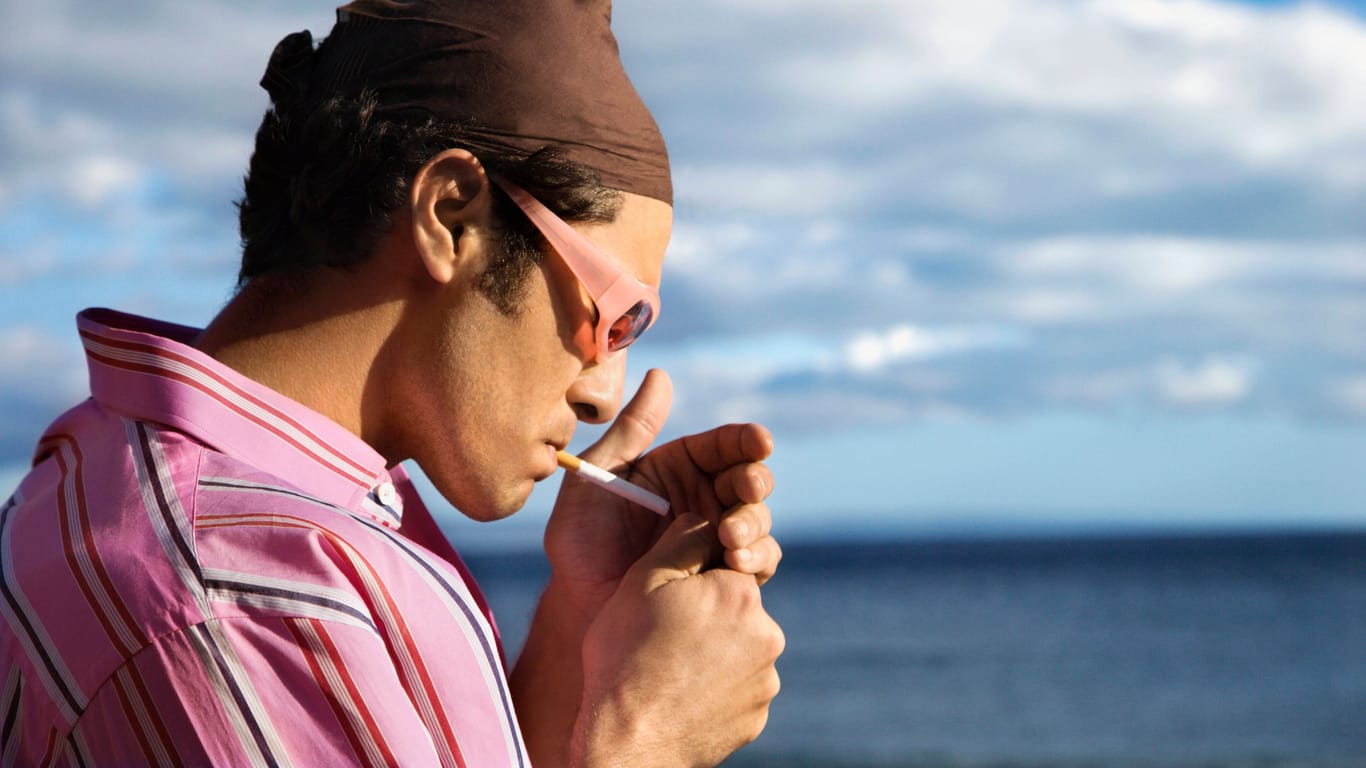 Ein Mann zündet sich eine Zigarette an (Symbolbild): In Frankreich darf künftig nicht mehr an Stränden geraucht werden.