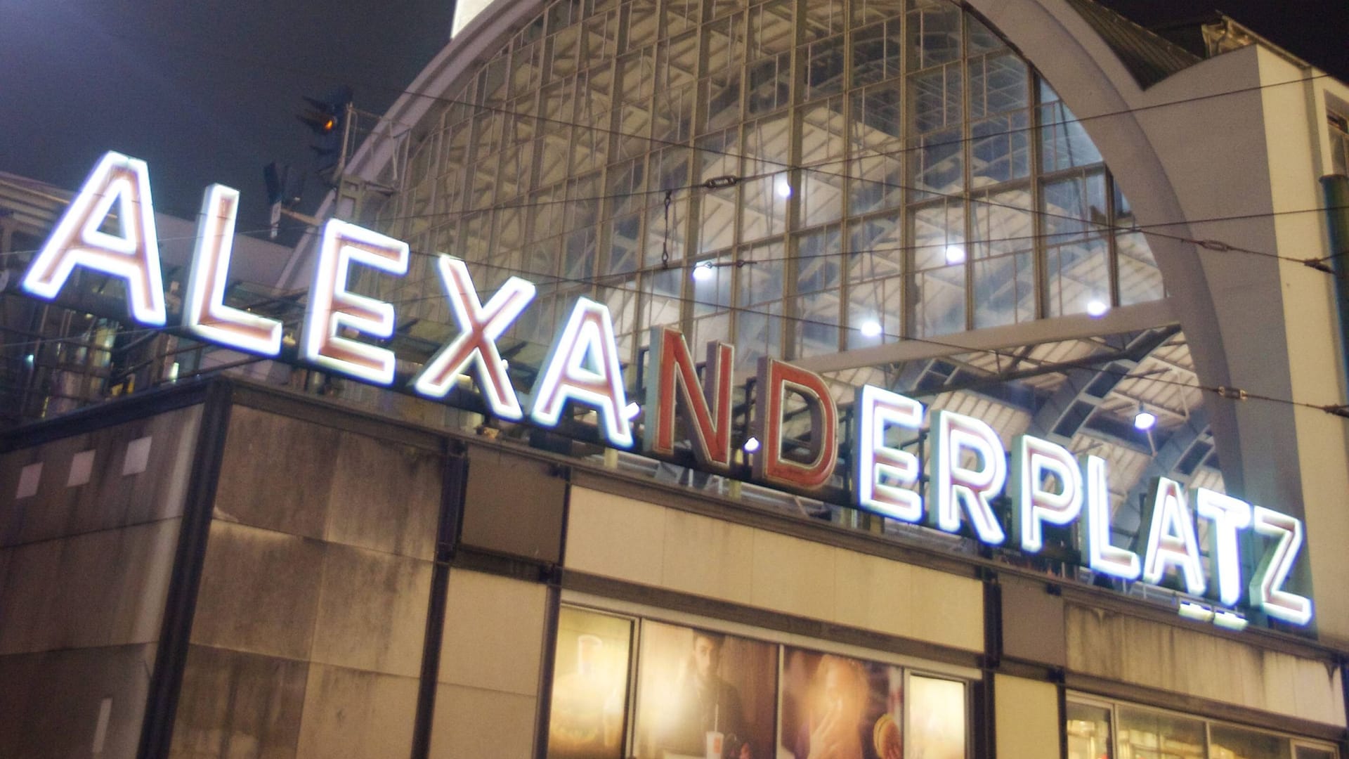 Der Alexanderplatz in Berlin: Hier stach ein Mann einen 18-Jährigen nieder.