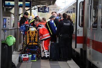 Rettungskräfte versorgen die Verletzten am Bahngleis: Der Intercity war von Sylt nach Hamburg unterwegs.