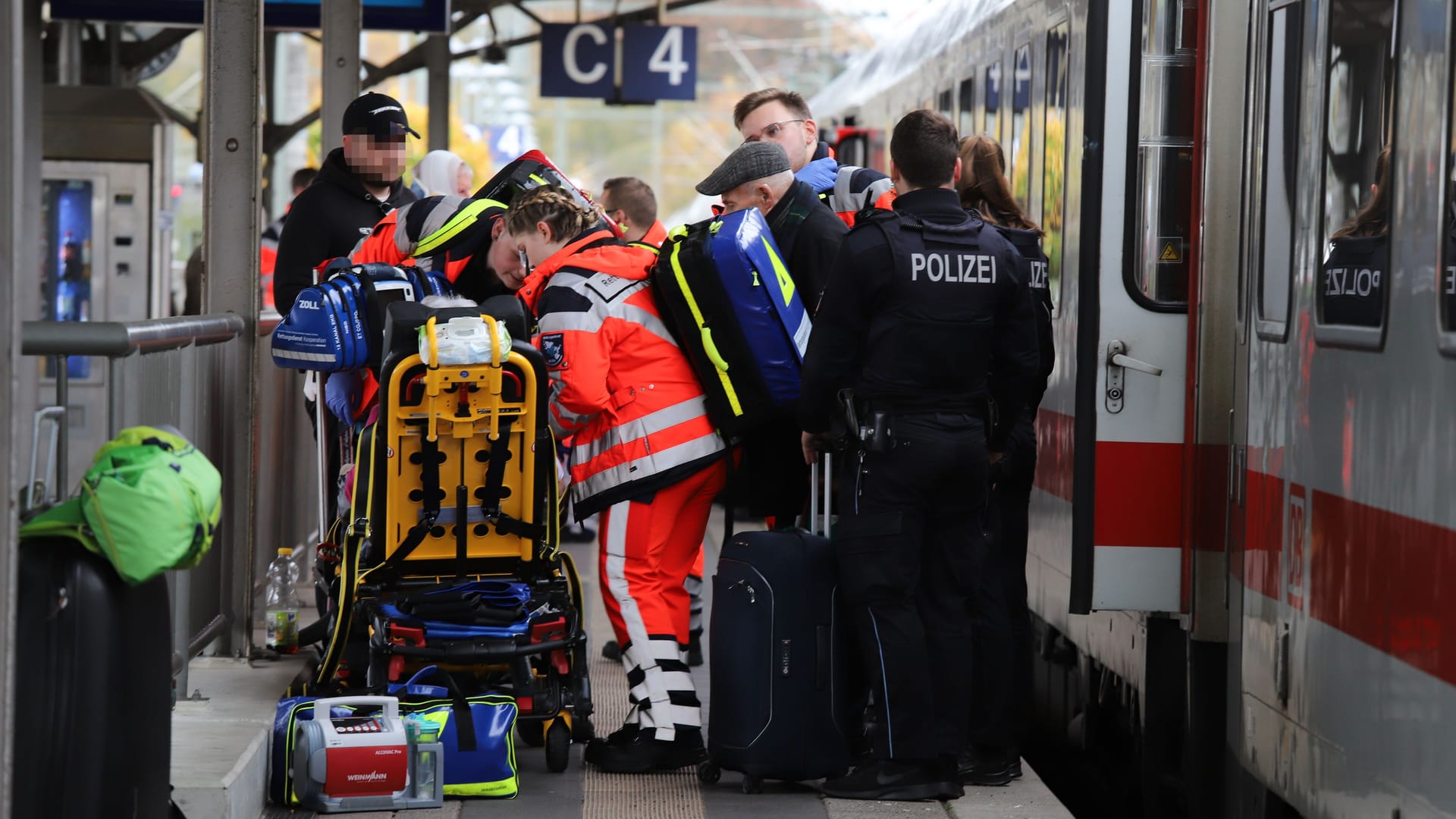 Rettungskräfte versorgen die Verletzten am Bahngleis: Der Intercity war von Sylt nach Hamburg unterwegs.