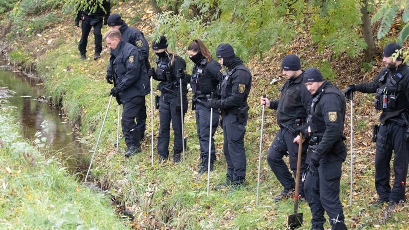 Polizisten durchsuchen im Dresdner Stadtteil Prohlis am Geberbach ein Waldstück nachdem ein Unbekannter ein Mädchen im Grundschulalter bedrängt haben soll.